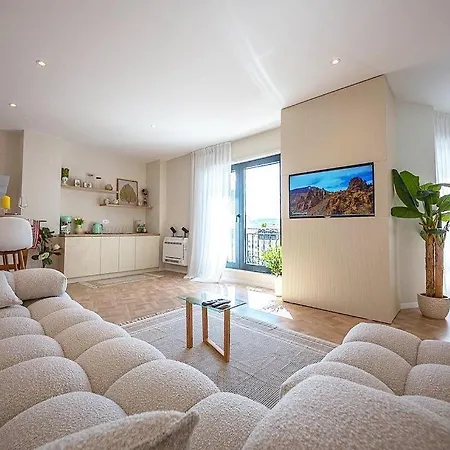 Terrace Square View شقة تيرانا